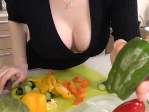 MGMJ-063 Chúng ta không thể ngừng ngắm nhìn đôi tất đen của cô ấy. Yuka Ichi