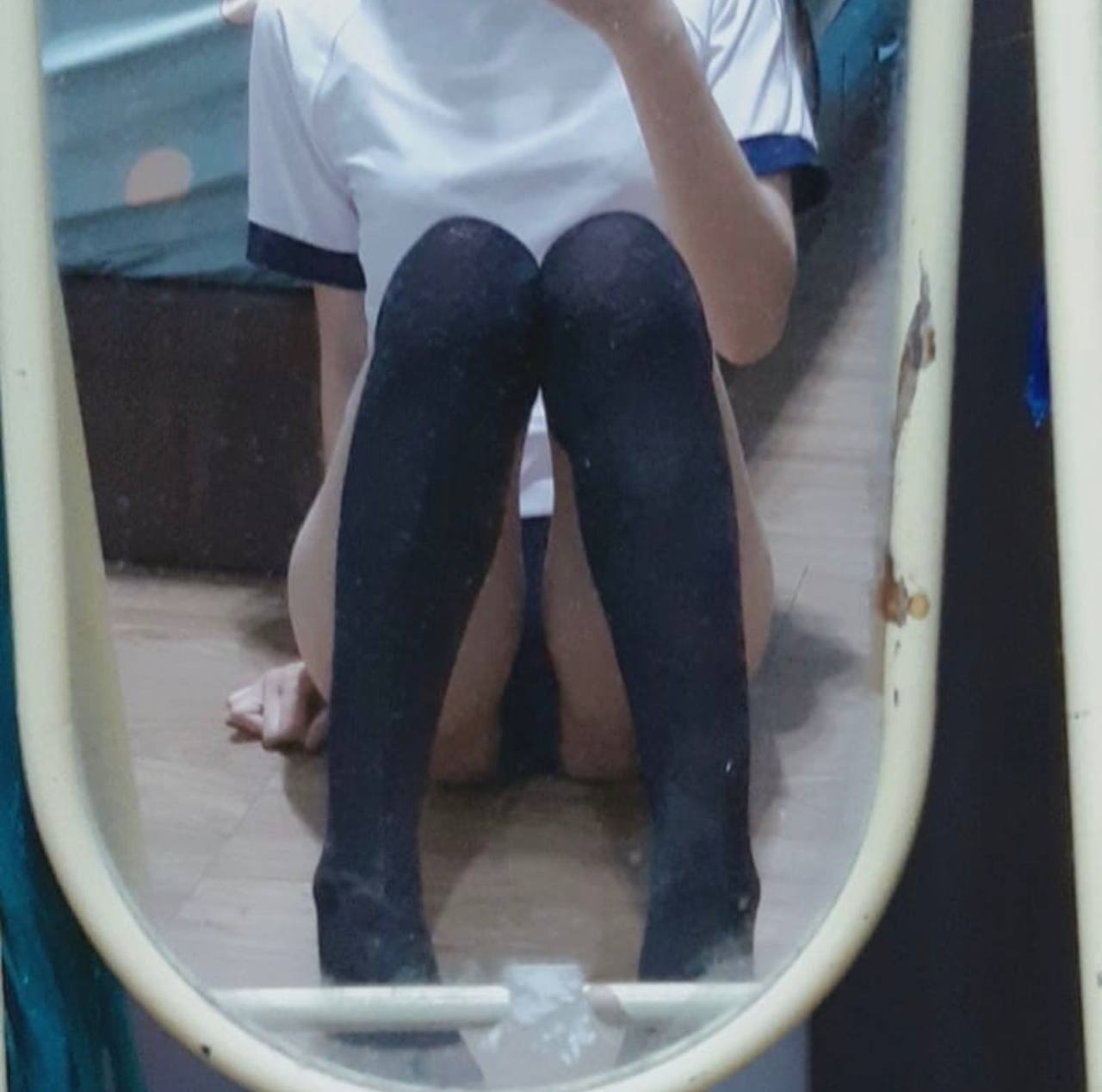 Hai chị em bị ông cậu nện tả tơi khi bố má đi vắng