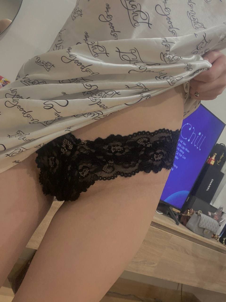 Một người mẫu siêu xinh đẹp được một gã đàn ông giàu có đưa đến một khách sạn cao cấp và quan hệ tình dục điên cuồng ngay trước cửa sổ của một tòa nhà cao tầng. Họ quan hệ tình dục từ ngày đến đêm và cuối cùng quan hệ tình dục qua đường hậu môn theo nhiều cách...